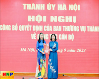 Phó Bí thư Thường trực Thành ủy Nguyễn Thị Tuyến trao quyết định cán bộ tại quận Bắc Từ Liêm, Ủy ban MTTQ Thành phố và Liên đoàn Lao động Thành phố
